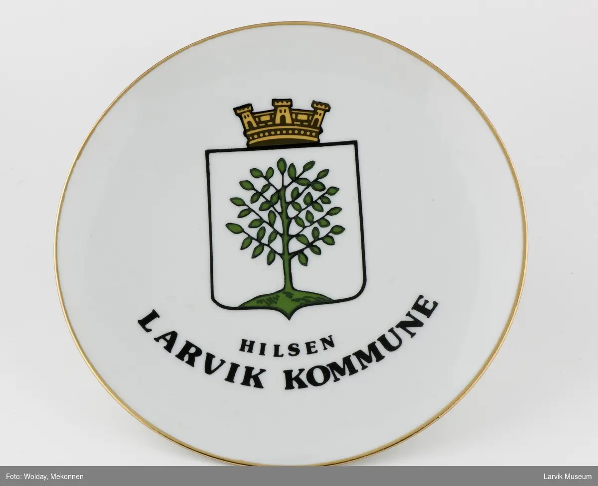 Larviks byvåpen (før 1988) . Tre med krone.