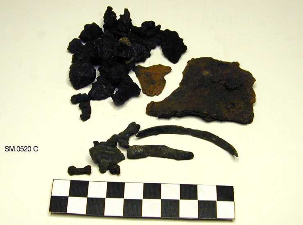 Fragmenter av en korsformet bronsespenne sannsynligvis tilhørende Sheteligs IV gruppe, Cruciform Brooches, fig. 71, men stykkene er så små at noen sikker typebestemmelse er umulig.