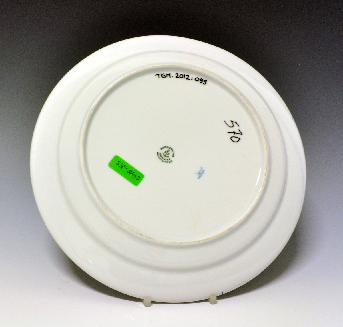 Flat tallerken i porselen, med glatt kant.
Dekor: Stråmønster i blått
Modell: 2440, Eystein Sandnes