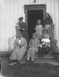 Voksne og barn på trapp
