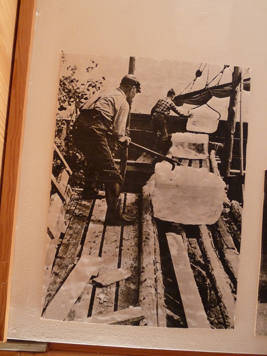 Bilder av gjenstander og fotoer i isutstillingen på Berg-Kragerø Museum.
