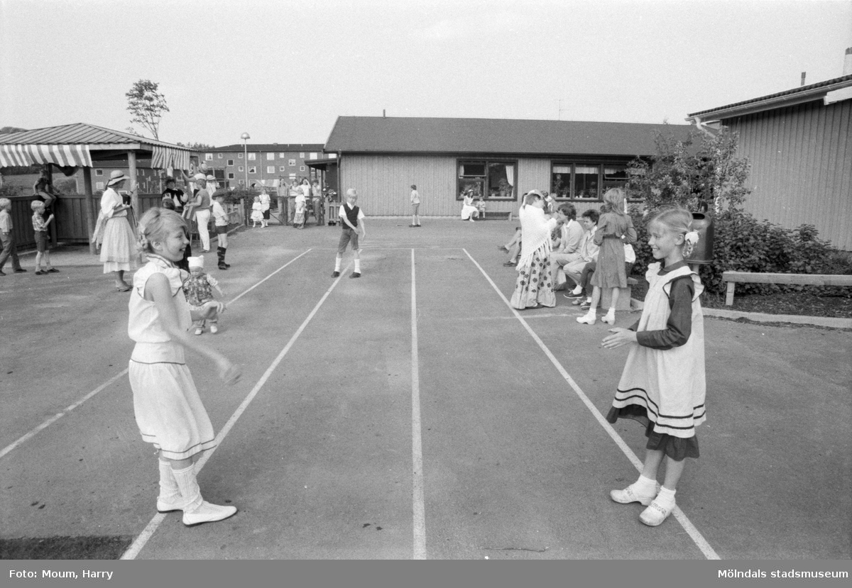 Skolans dag på Liveredsskolan i Kållered, år 1984.

För mer information om bilden se under tilläggsinformation.