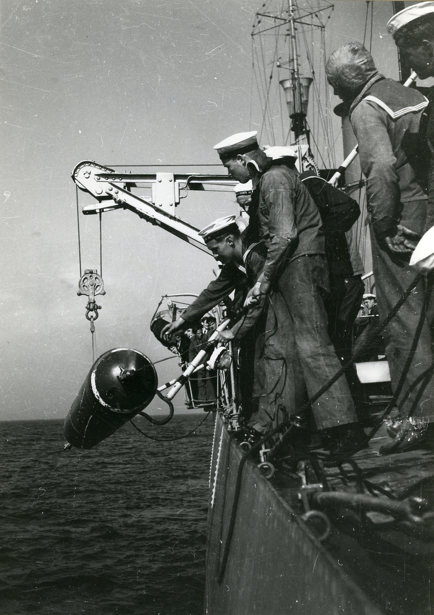Bärgning av torped ombord på jagaren Klas Horn.