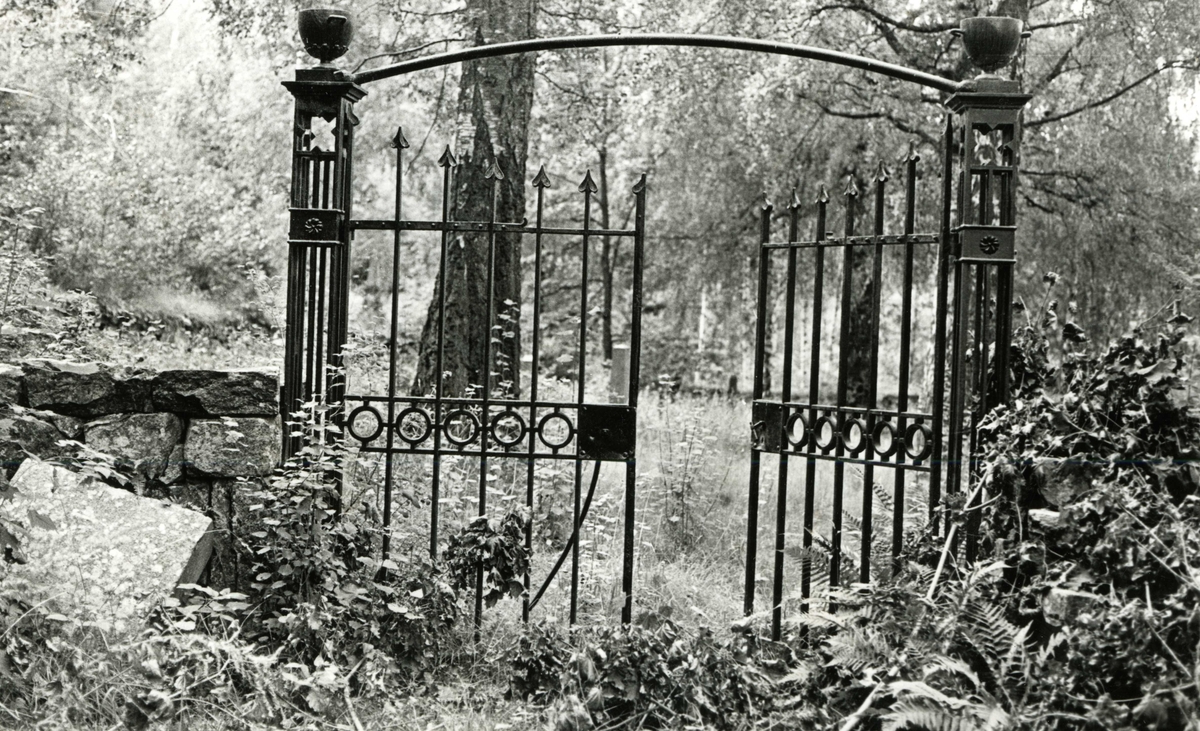 Tre bilder fra Bråten kirkegård, Kalstad. Viser porten og gravsteder. Ca. 1990-tallet