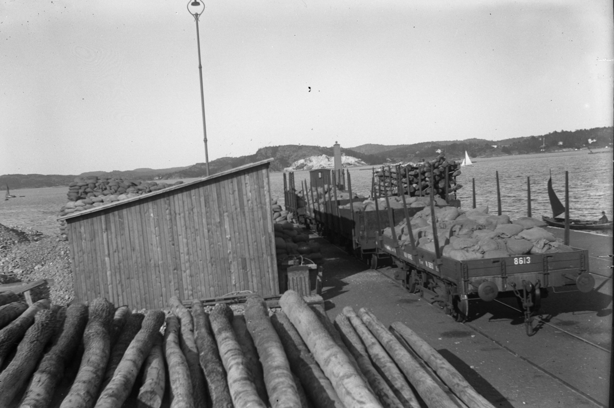 Jernbanekaia. Jernbanevogner  og brygga er full av sekker som trolig er full av kvarts eller flintknoller til mølla på Langholmen, Stølefjorden.