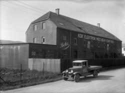 Fabrikken "Beha" i Porsgrunn.
Lastebilen er en Chevrolet - 