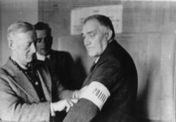 Namsos sentrum, 8. mai 1945.. Nye polititjenestemenn blir ut