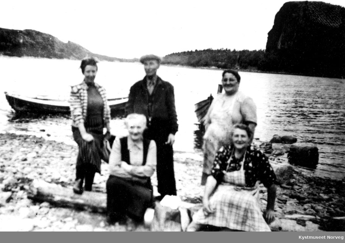 Eli Lauvsnes, Laura og Anton Høstland, Magda og Magnhild Strøm ved Leininga i Årfjorden