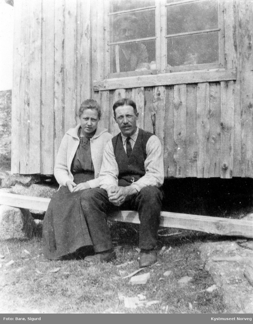 Ekteparet Borghild og Johan Vassli foran Vasslibua på Versøya i Flatanger