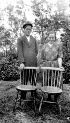 Johan Ofstad og Ragnhild Sivertsen ute i hagen på Ofstad