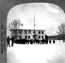 Ukjente foran hus på Klinga i Namsos kommune