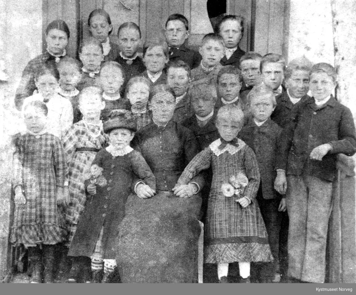 Ukjent lærerinne og elever, Lauvsnes skole - Kystmuseet Norveg ...