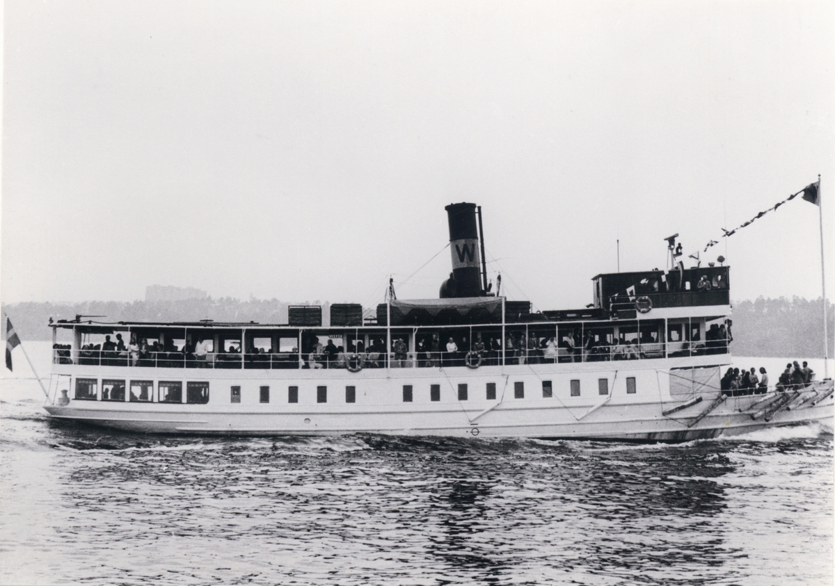 [maskinskriven text i fotobeskrivningen:] "Passagerarångfartyget NORRSKÄR (ex SANDHAMNS EXPRESS -49) Foto den 7 juni 1972 på Skärgårdsbåtens dag Arnd Fischer Signal: SGFD"