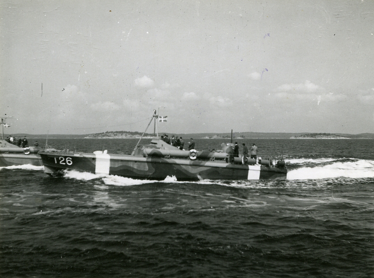 Motortorpedbåtar i full speed. Närmast T 26, juli 1944.