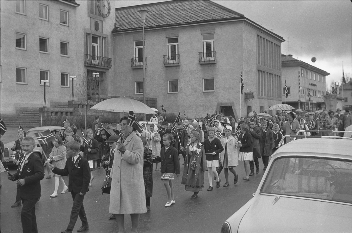 17. mai. Elverum.  1965.  Folketog, Storgata. 
