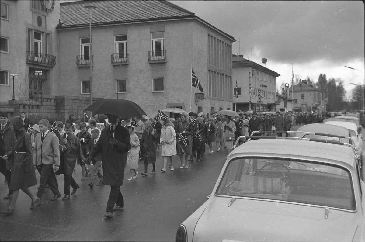 17. mai. Elverum.  1965.  Folketog, Storgata. 