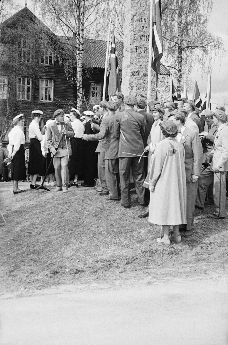 17. mai. Elverum. 
 1954. Russen ved Torpbautaen. 