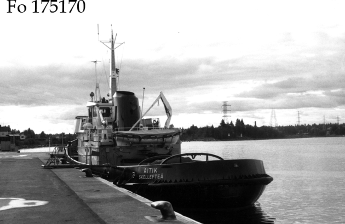 Fartyg: AITIK                         Bredd över allt 9,02 meterLängd över allt 29,18 meterReg. Nr.: 11068Rederi: Skellefteå stadByggår: 1969Varv: ÅsiverkenÖvrigt: Fototillfälle 25/6 1974