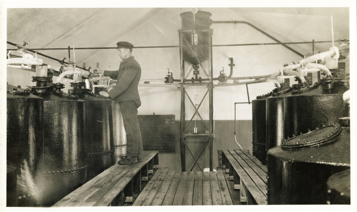 Konrad Johnsen i arbeid ved Gullaug Sprængstoffabrikker Lier i L hus 1937
