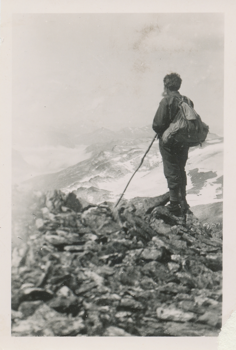 Ingvald Skjeldrup speider utover snødekte fjelltopper.