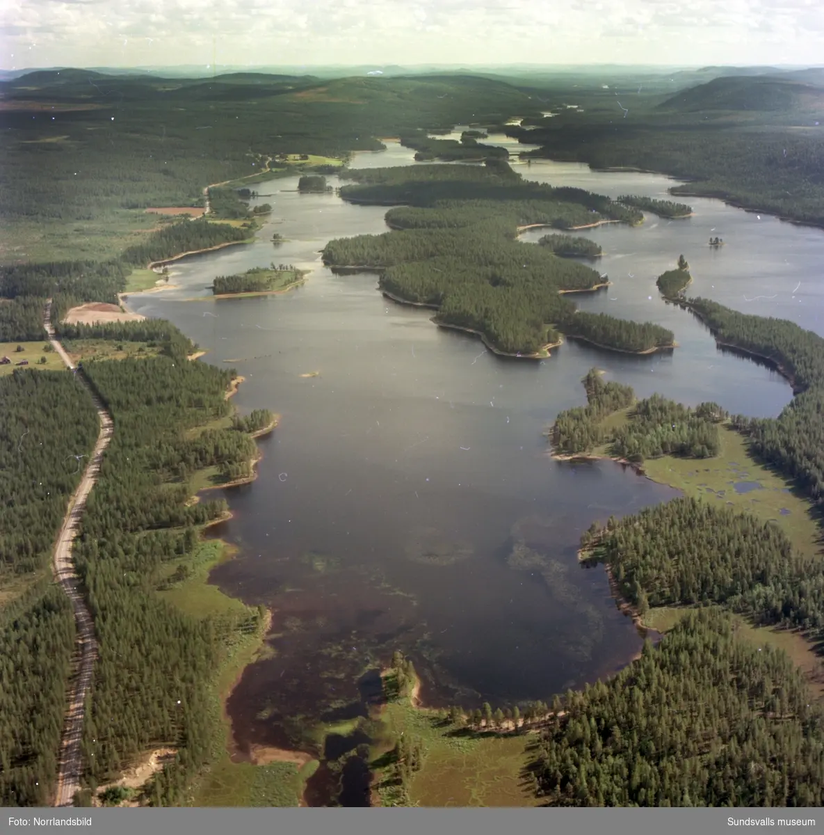 En grupp flygfoton över landsbygd och gårdar invid vattendrag. Okänd ort, möjligen invid Ljungan och/eller Indalsälven.