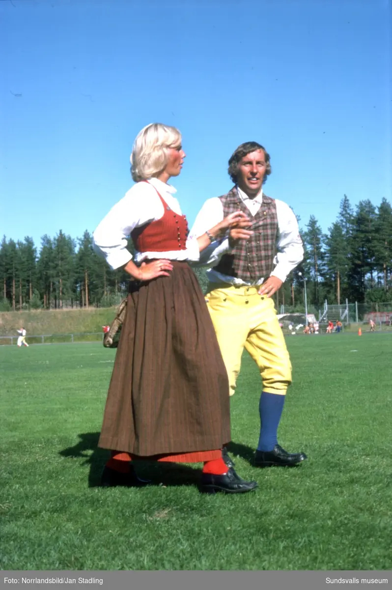 En stor grupp bilder på dansare och publik vid Timråsvängen, en folkdanstävling i centrala Timrå och vid idrottsplatsen Grytan i Sörberge.