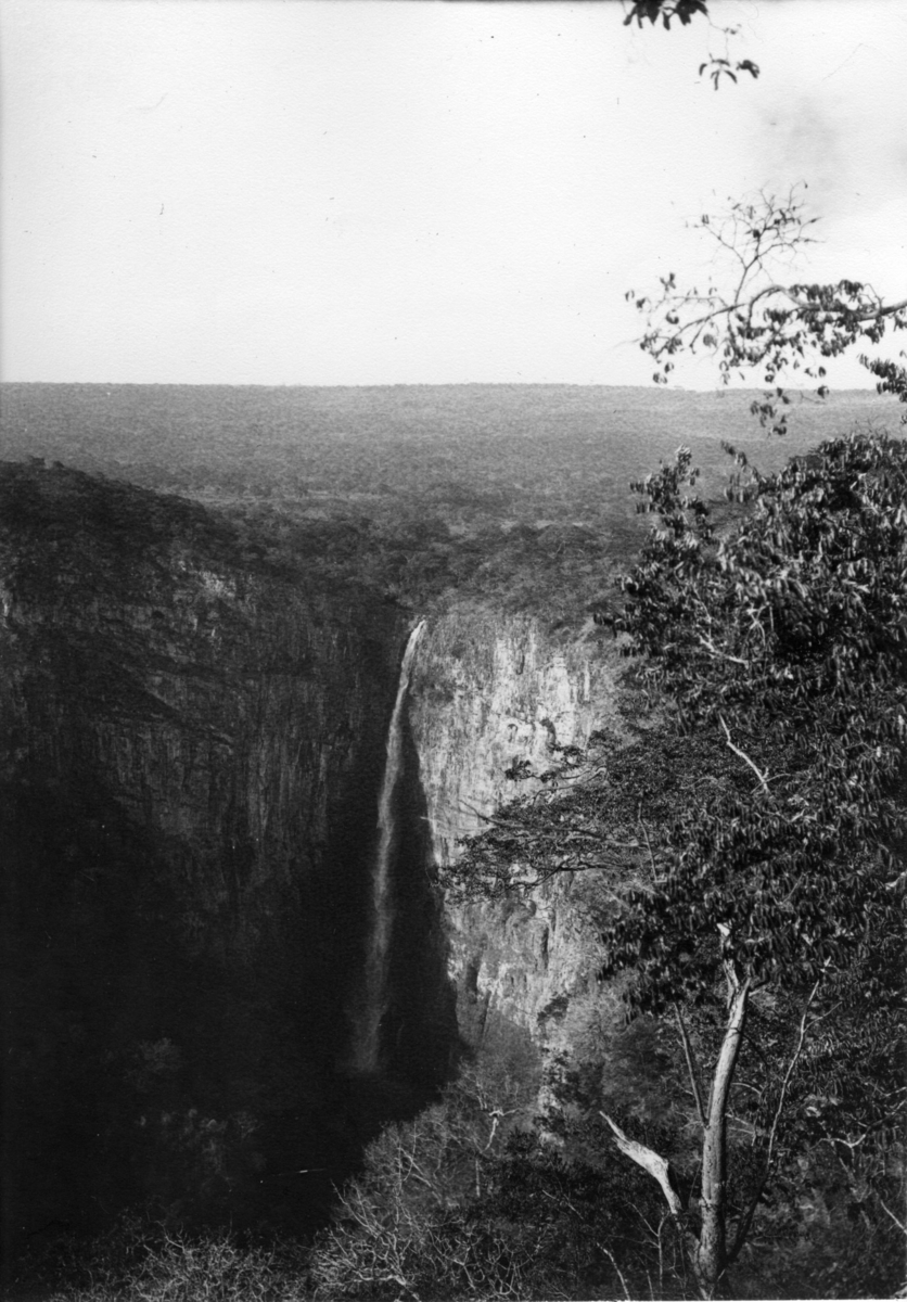 'Diverse fotografier från bl.a. dåvarande Nordrhodesia, nu Zambia, tagna av Konsul Magnus Leijer. ::  :: Vy över natur med berg och dal, stort vattenfall synligt.'