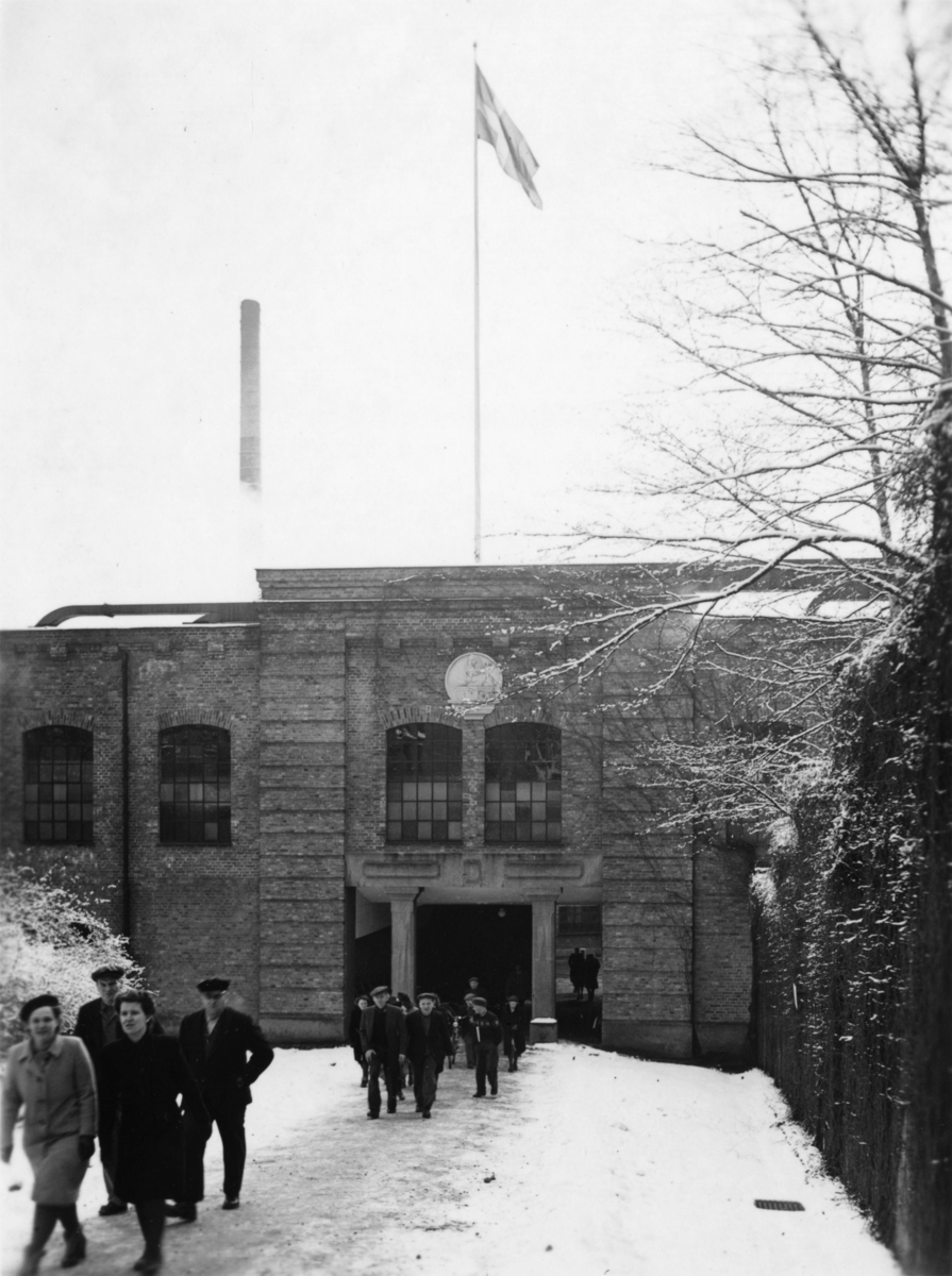 Porten vid Trädgårdsgatan. Mannen till höger Frans Lindqvist.