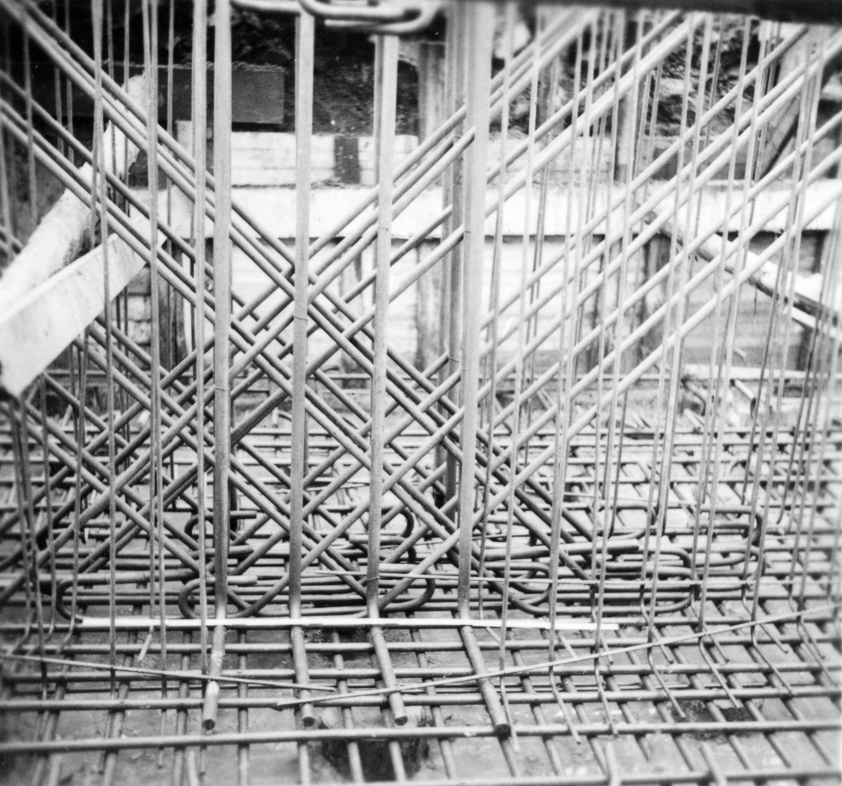 Lagerbyggnad 110 och 111 under uppbyggnad på Papyrus fabriksområde, 4/12-1945.