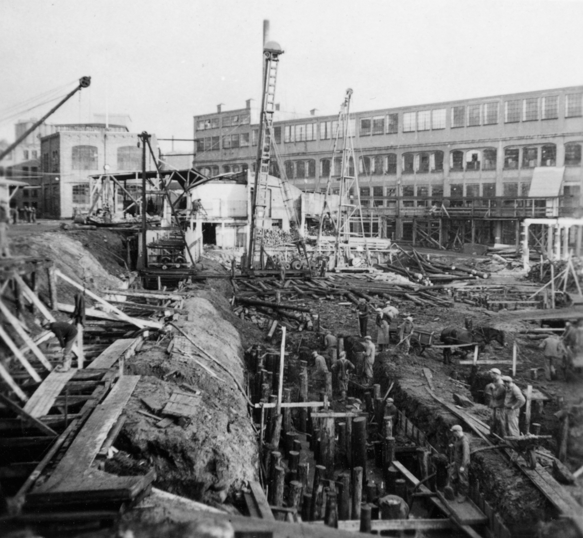 Lagerbyggnad 110 och 111 under uppbyggnad på Papyrus fabriksområde, 17/11-1945.
Några män är med på bilden.