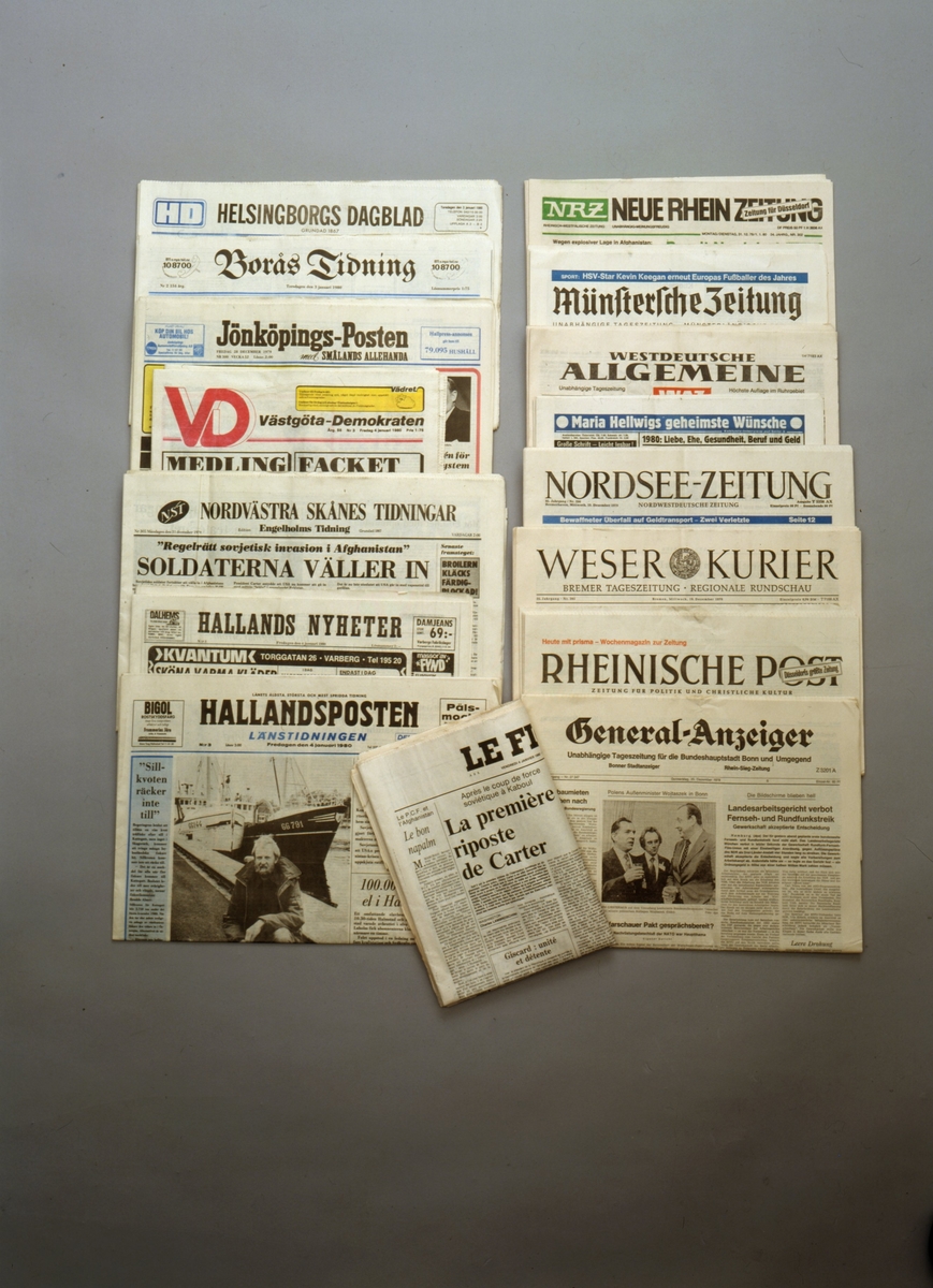 Tidningar tryckta på papper från Hylte. Fotografi för Papyrus åsberättelse 1979.
Foto: Hans Krögerström, Wezäta, hösten 1979.