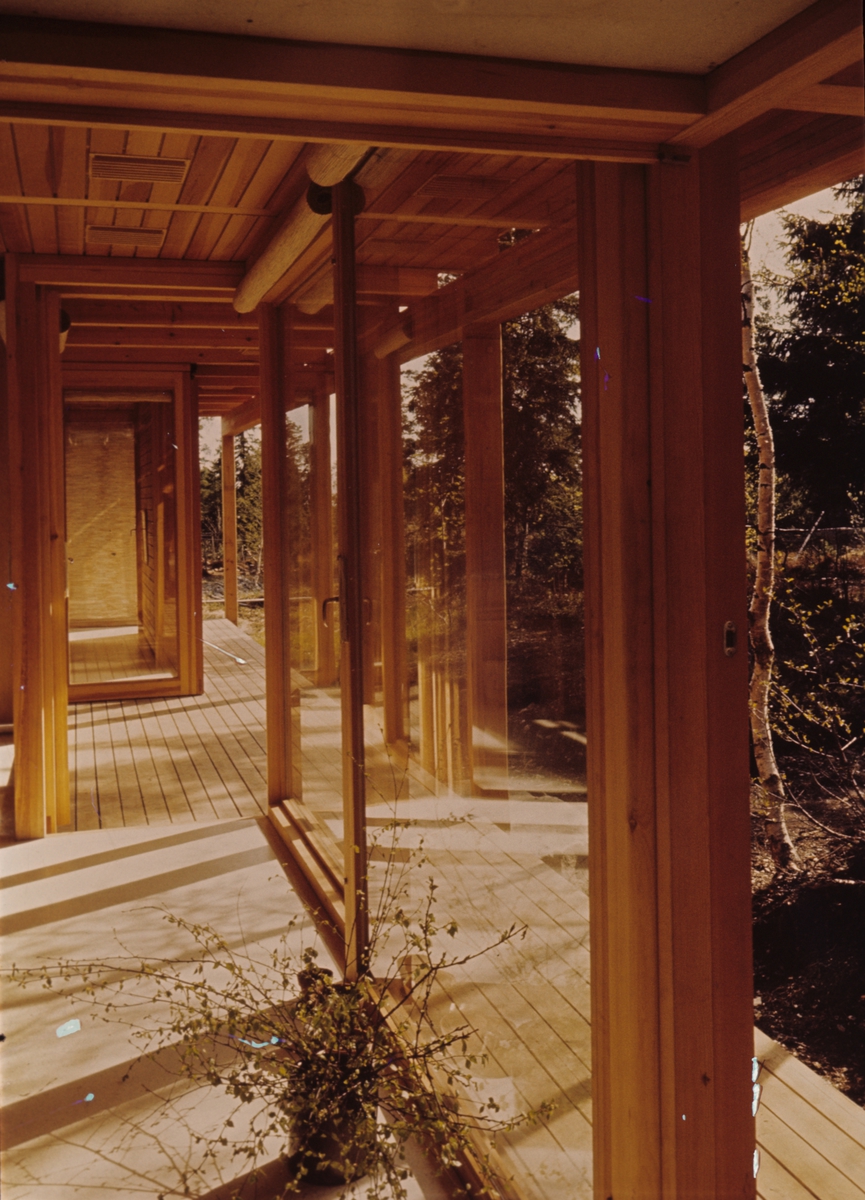 Villa Schreiner i Oslo. Boligen har en utvendig søylegang i hele husets lengderetning. Arkitekt Sverre Fehn. Illustrasjonsbilde fra Bonytt 1986.