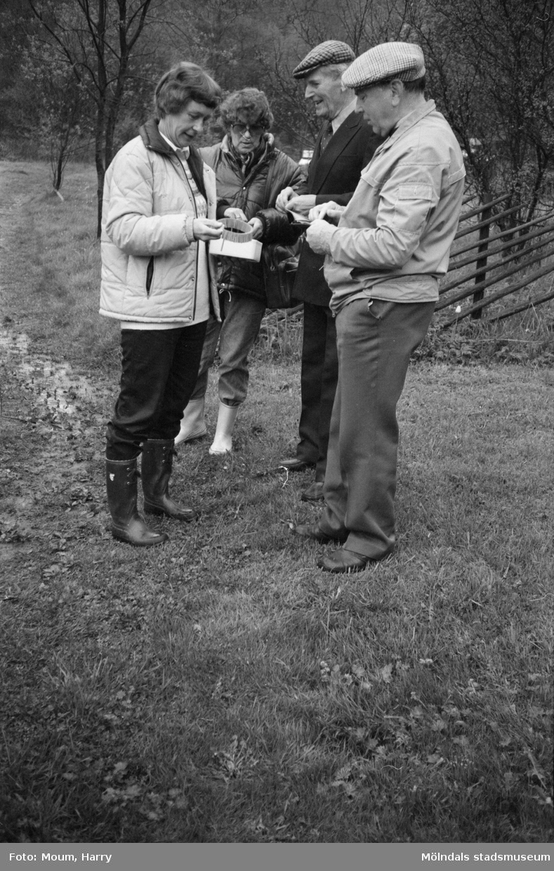 Gökotta på hembygdsgården i Långåker, Kållered, år 1983. Från vänster: Karin Gustafsson, Gördis Johansson, Gustaf Carlsson och Thure Bjerrhede.