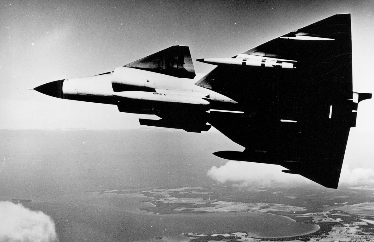 Flygplan Saab 37 Viggen i luften under svängning.