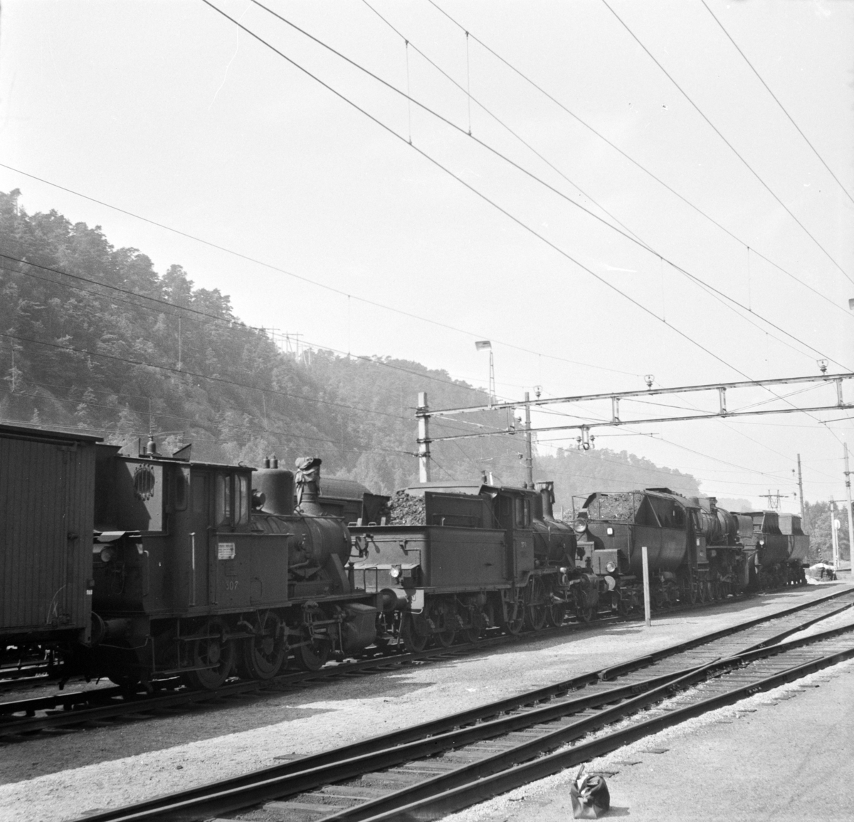 Hensatte damplokomotiver på Krossen ved Kristiansand. Nærmest type 25a nr. 307 (hensatt i 1965, utrangert i 1969), deretter 21c 376 (utrangert i 1971) og bakerst 63a 4836 (utrangert i 1970). Lok 376 var det siste damplok som var i drift ved NSB.