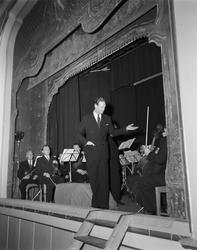 Pensjonistaften i Porsgrunn Teater. Direktør Halfred Th. Kli