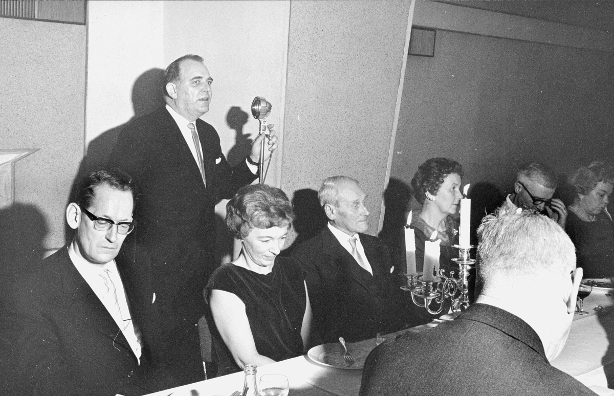 FRÅN POSTVERKETS MEKANISKA VERKSTADS 50-ÅRSJUBILEUM, 1964. Supé på Hotell Malmen, Stockholm, den 2 mars 1964. Vid mikrofonen står nuvarande verkstadschefen Börje Ragnerstam