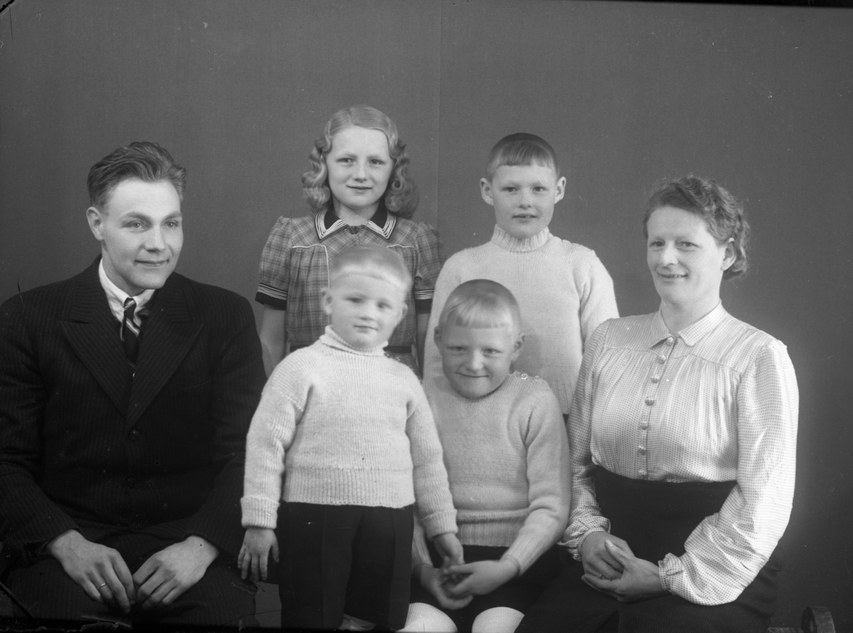 Familiebilde sitjande frå v. Fingar,Oddbjørn,Aslak Brenno og Liv Spildrejorde Brenno.
Bak står Sigrid og Knut Brenno.