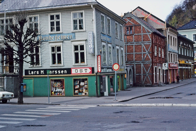 Bybebyggelse,  Hjørnet av Bondeheimen mot Torvet og Strandgaten. Lars M. Larssens kolonial på gateplan.