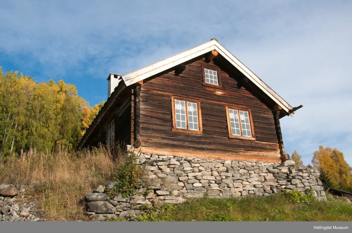 Det er en vanlig 3-roms stue, rommene blir kalt for stugu, kammers og kleve.  Inngangen går rett inn i stuerommet.