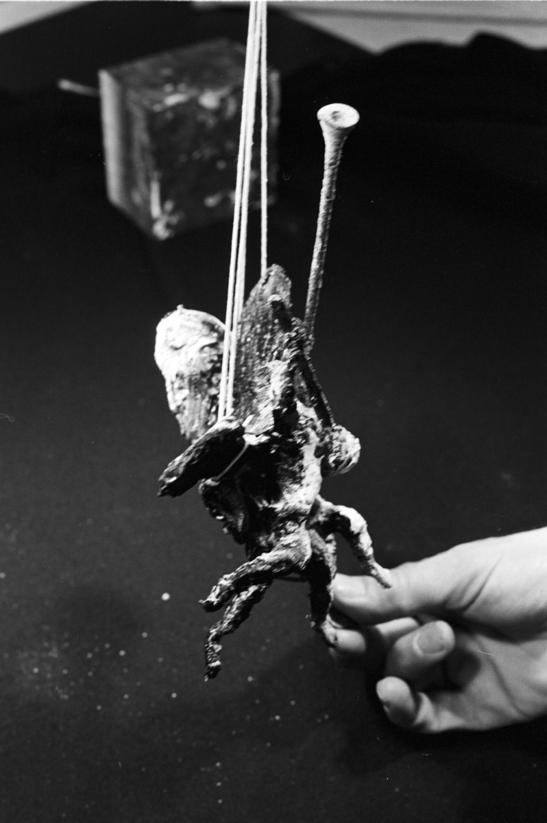 Scenografimodell fra Nationaltheaterets oppsetning av Peter Shaffers "Amadeus". Forestillingen hadde premiere 9. desember 1980. Regi var ved Toralv Maurstad, scenografi ved Lubos Hruza og kostymer ved Bruce Snyder.