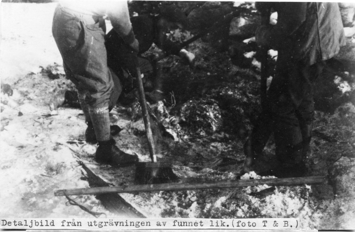 Utgrävning av Andréelägret på Vitön med manskap från Isbjörn. "Detaljbild från utgrävningen av funnet lik."