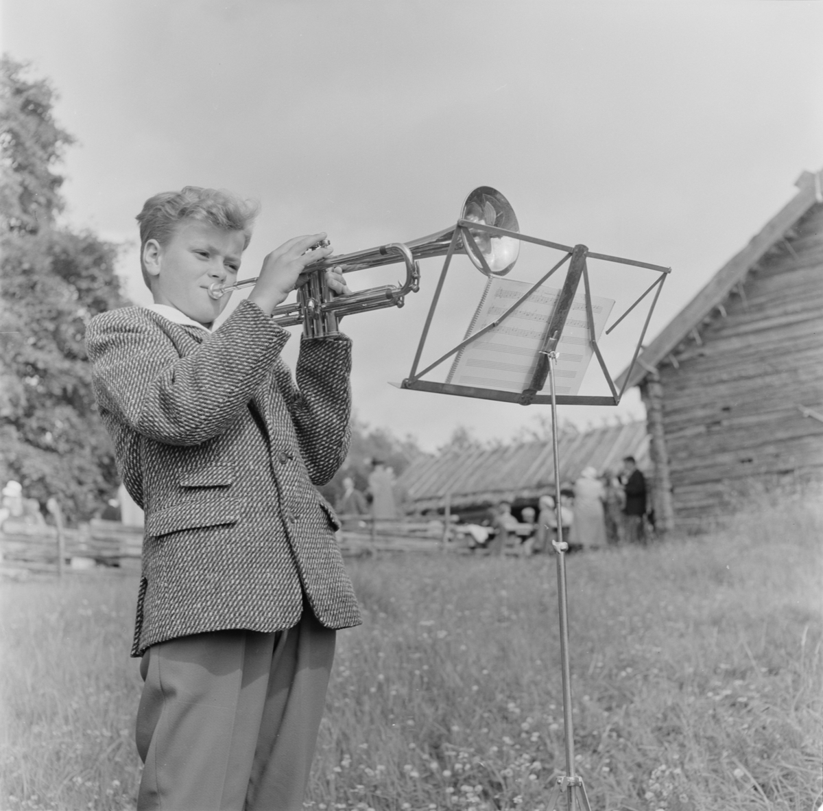 Lars Lundberg spelar trumpet, Kvekgården, Fröslunda socken, Uppland 1962