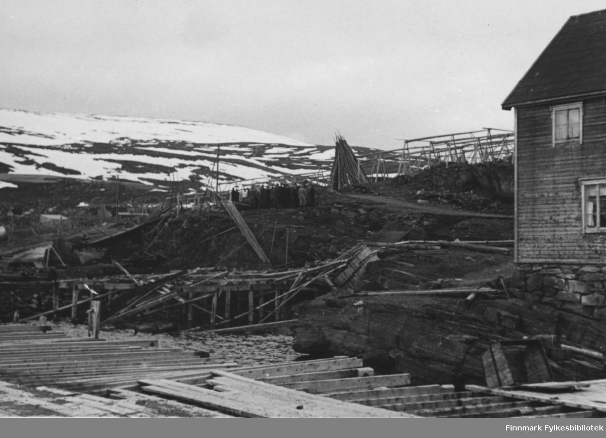 Båtsfjord etter krigen. Det var forholdsvis lite krigsskader her. 27 hus og 9 fjøs ble registrert som totalskadde. Vinteren 45/46 mottok Båtsfjord en mengde flyktninger vestfra.