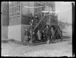 Tanagård (Nygården) med en stor familiegruppe samlet ved tra