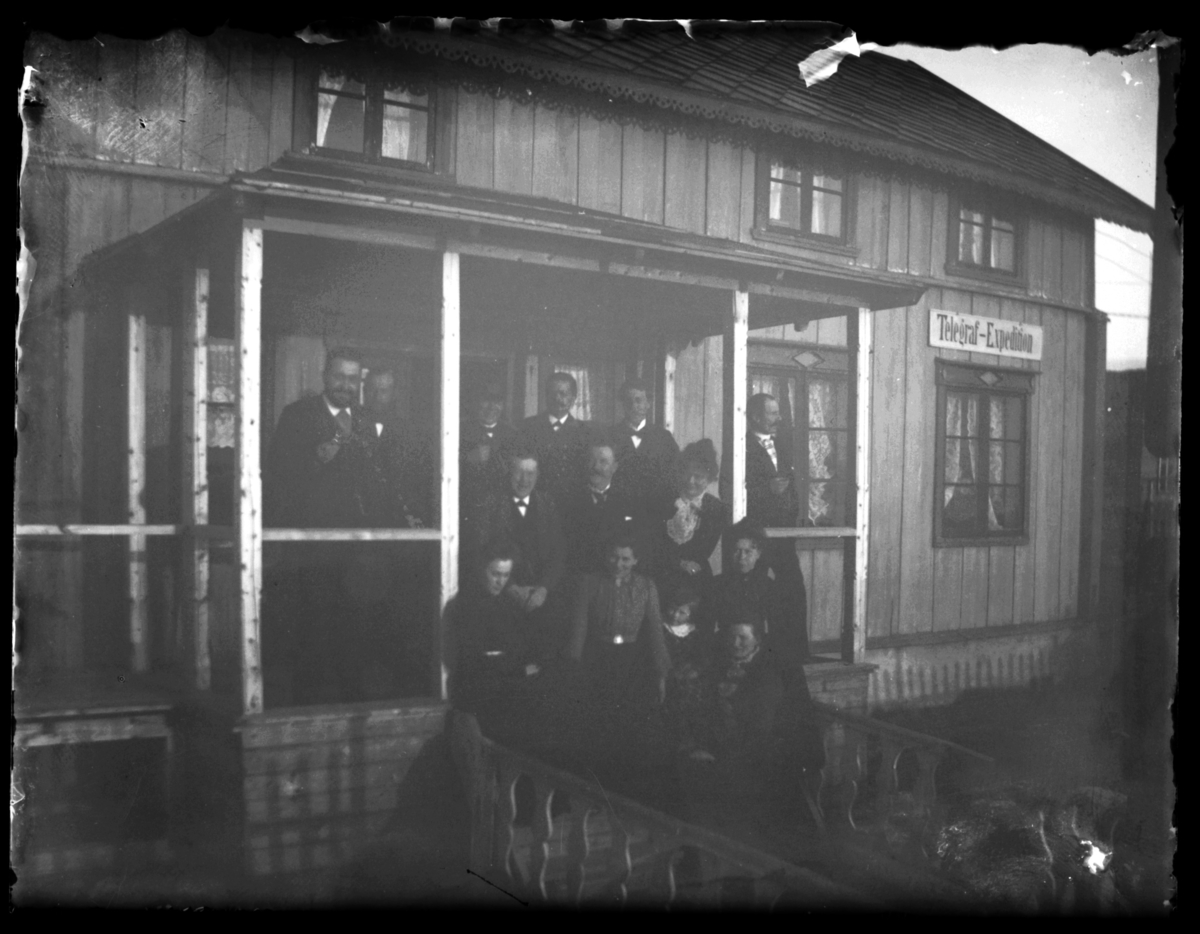 En gruppe menn og kvinner står på trappa på Telegraf-Expedition i Finnkongkeila