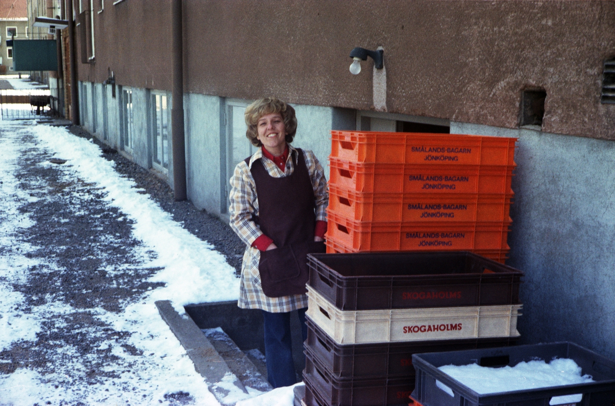Monika Josefsson står på baksidan av Börefelts livs i Huskvarna vid några tombackar från olika leverantörer.