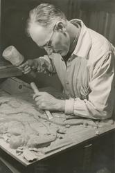 Treskjærer Ole Elias Kjellstad i arbeid.