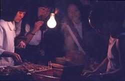 Kvinner samlet ved gatebod i Hong Kong.