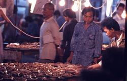 Mennesker ved gatebod i Hong Kong.